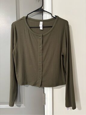 NWT Auden Ribbed Button-Front Cropped Long Sleeve Top